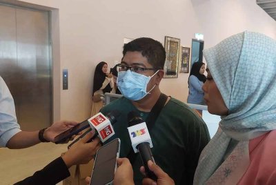 Wan Muhammad Fauzi Mohamed (tengah) antara jemaah umrah yang terkandas.