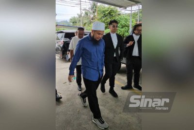 Ebit Lew diiringi barisan peguamnya ketika tiba di Mahkamah Majistret Tenom pada Rabu.