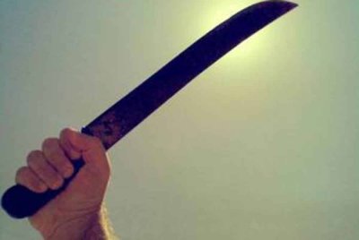 Perbincangan menjadi tegang punca seorang lelaki bertindak agresif dengan melibas parang ke arah rakannya. Gambar hiasan