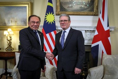 Anwar bertemu dengan Perdana Menteri United Kingdom, Keir Starmer di 10 Downing Street, London, hari ini. Foto Bernama
