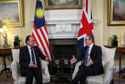 Anwar ketika bertemu dengan Perdana Menteri United Kingdom, Keir Starmer, di 10 Downing Street, London, hari ini. Foto Bernama