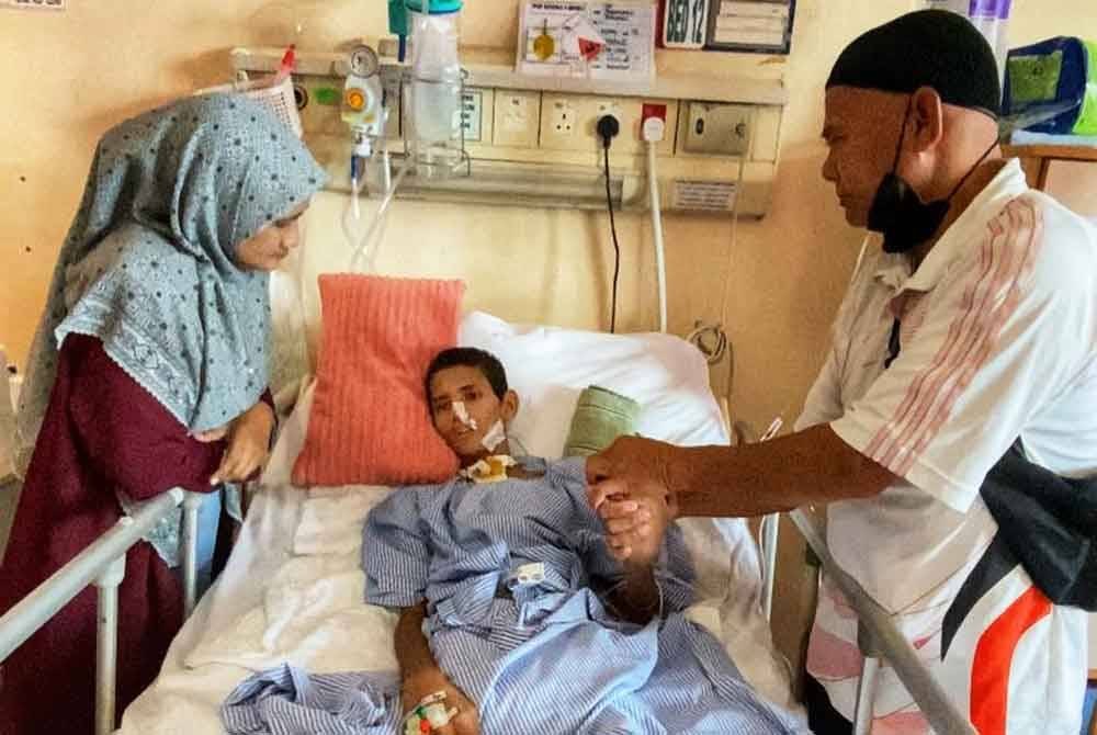 Adnan dan isterinya, Siti Mariam buntu memikirkan kos yang diperlukan untuk anaknya. Foto ihsan Adnan