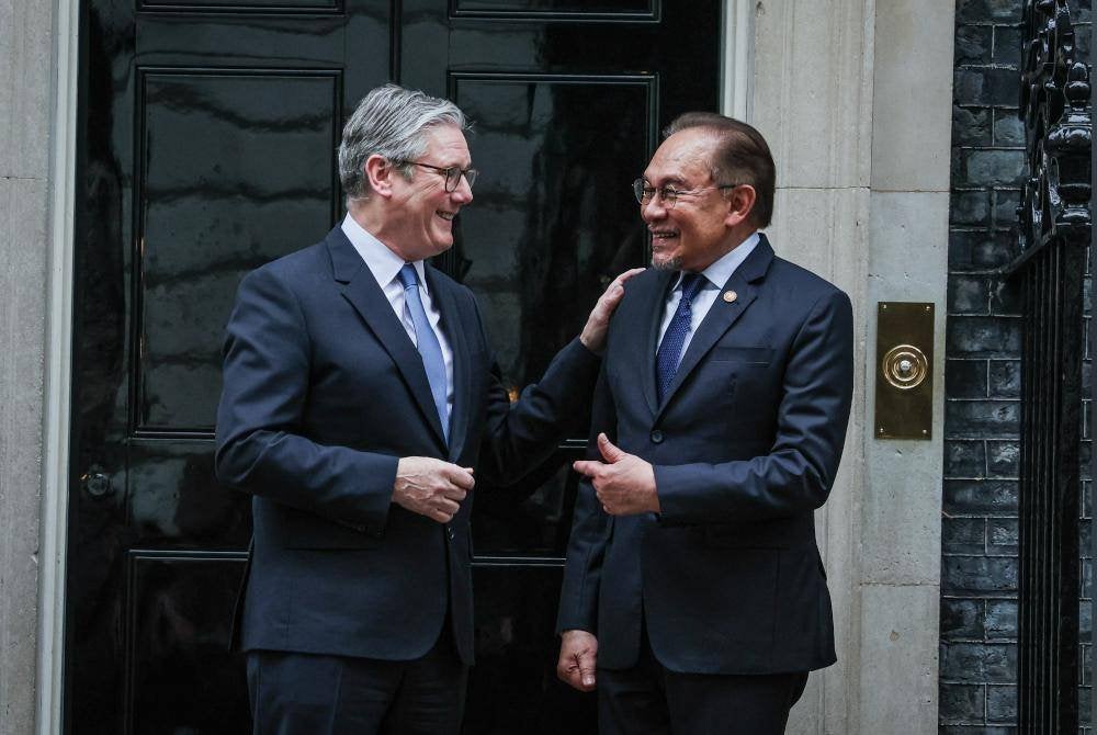 Anwar (kanan) mengadakan pertemuan dengan rakan sejawatan Sir Keir Starmer pada Rabu. Foto Bernama