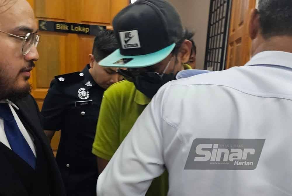 Mohd Azizol dibawa keluar dari bilik lokap Mahkamah Majistret Teluk Intan pada Khamis.