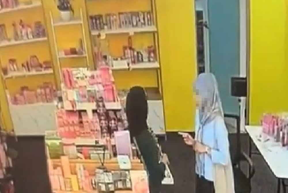 Aksi wanita itu berjaya dirakam CCTV sebelum video itu dimuat naik dan tular di laman sosial.