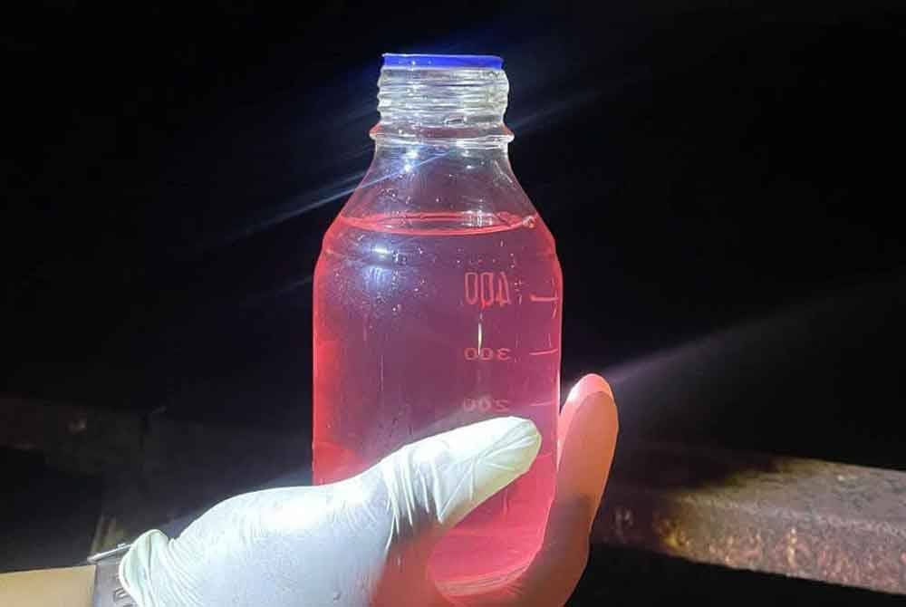 Air Sungai Kabul menjadi merah jambu disyaki berpunca aliran daripada sebuah kilang di Beranang.