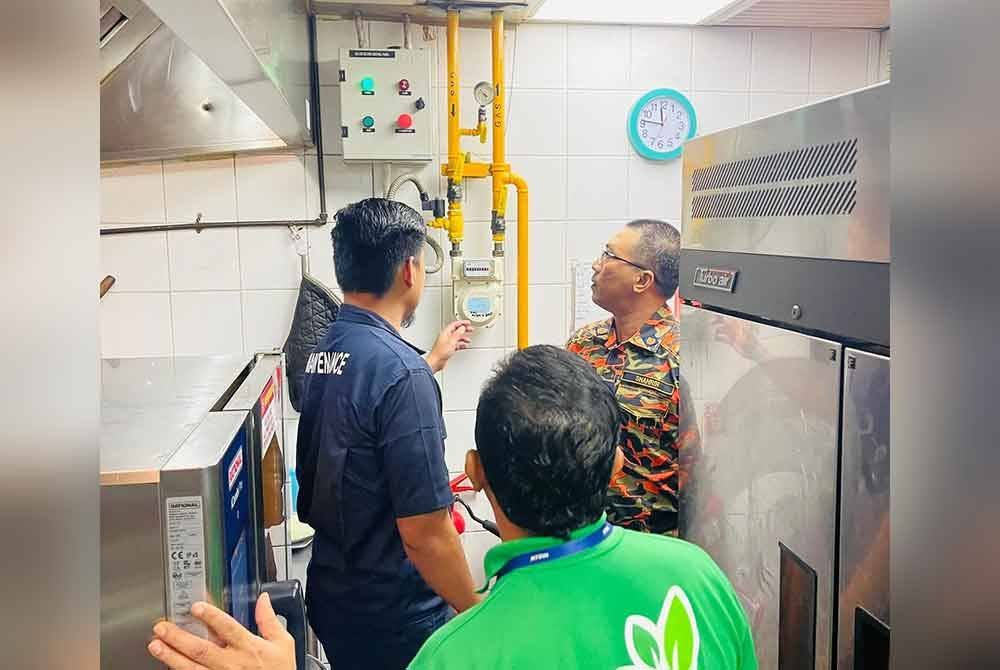 Bomba melakukan siasatan susulan tiga pekerja sebuah restoran dikejarkan ke hospital selepas pengsan terhidu gas bocor di premis di Kuala Nerus pada Khamis. Foto Facebook Bomba Kuala Nerus