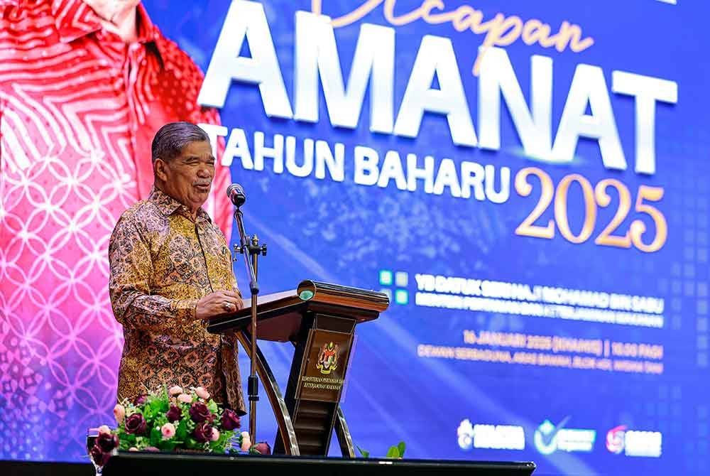 Mohamad menyampaikan ucapan pada Majlis Amanat Tahun Baharu 2025 Kementerian Pertanian dan Keterjaminan Makanan di Wisma Tani pada Khamis. Foto Bernama
