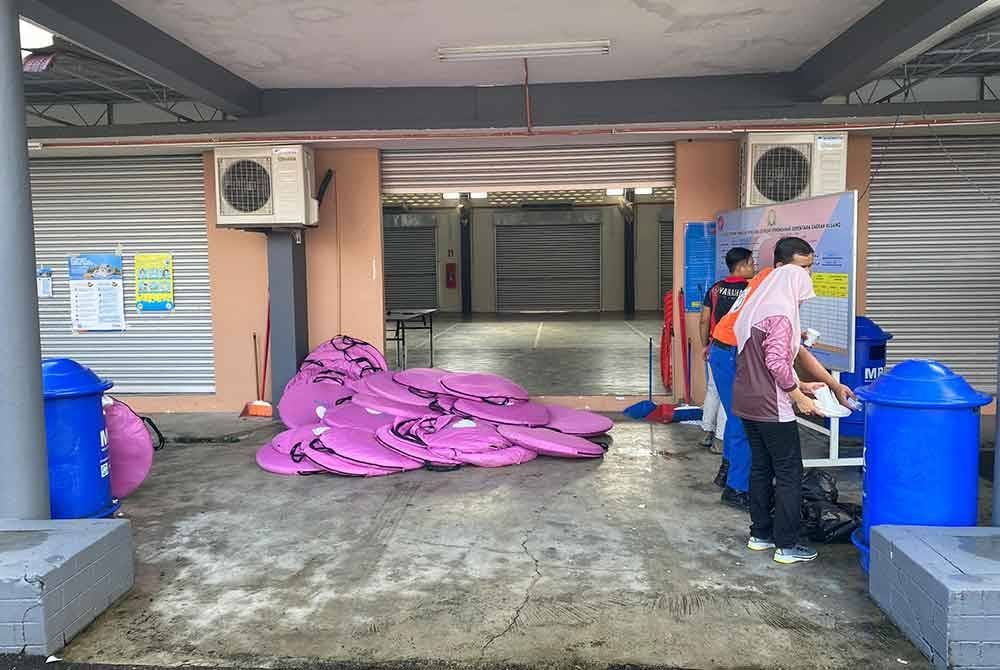 Dua PPS di Dewan Serbaguna Kahang dan SJKC Kahang, Kluang ditutup pada jam 10 pagi. - Foto APM