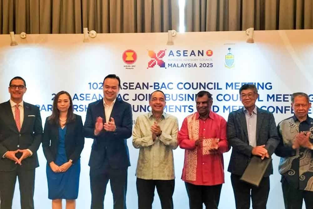 Nazir (tengah) bersama kumpulan kerjasama ASEAN-BAC Malaysia yang hadir dalam sidang akhbar di sebuah hotel pada Khamis.