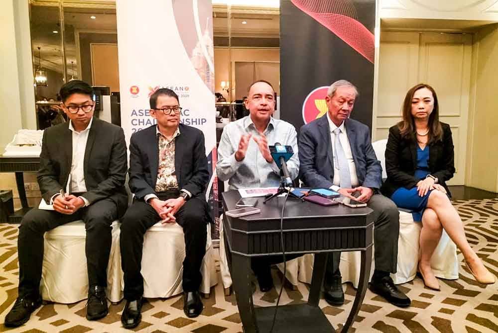 Nazir (tengah) menerangkan mengenai 12 inisiatif baharu dalam sidang akhbarnya pada Khamis.