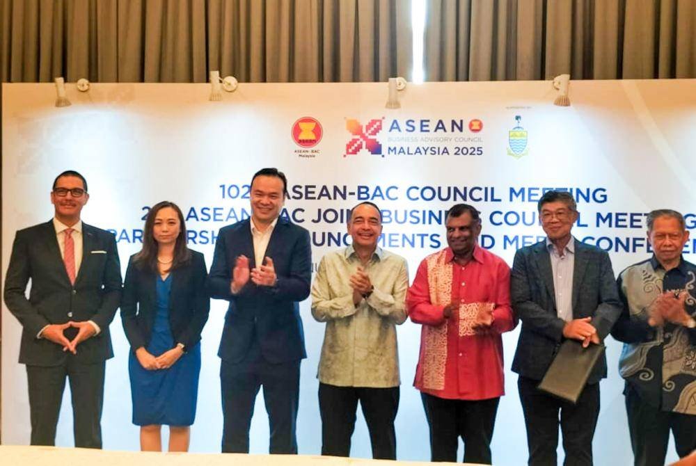 Nazir (tengah) bersama kumpulan kerjasama ASEAN-BAC Malaysia yang hadir dalam sidang akhbar di sebuah hotel pada Khamis.