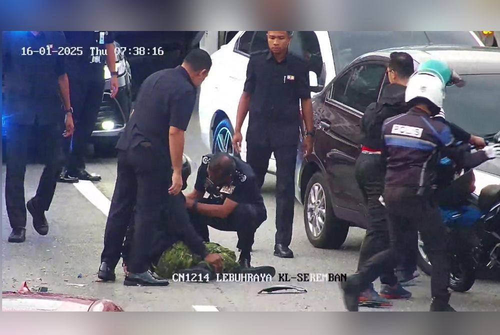 Razarudin membantu mangsa kemalangan.