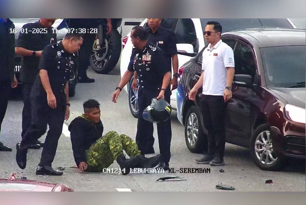 Kemalangan berlaku di laluan pergerakan konvoi kenderaan Tan Sri Ketua Polis Negara sebelum beliau turun dari kenderaan dan membantu memberi bantuan awal sebelum bantuan anggota trafik tiba di lokasi.