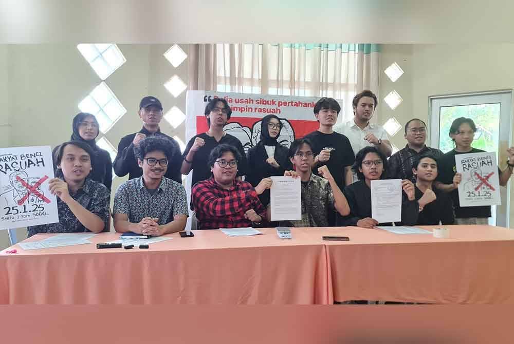 Zaim (kiri) dan Adam (duduk empat dari kiri) pada sidang akhbar Himpunan Rakyat Benci Rasuah pada Khamis.