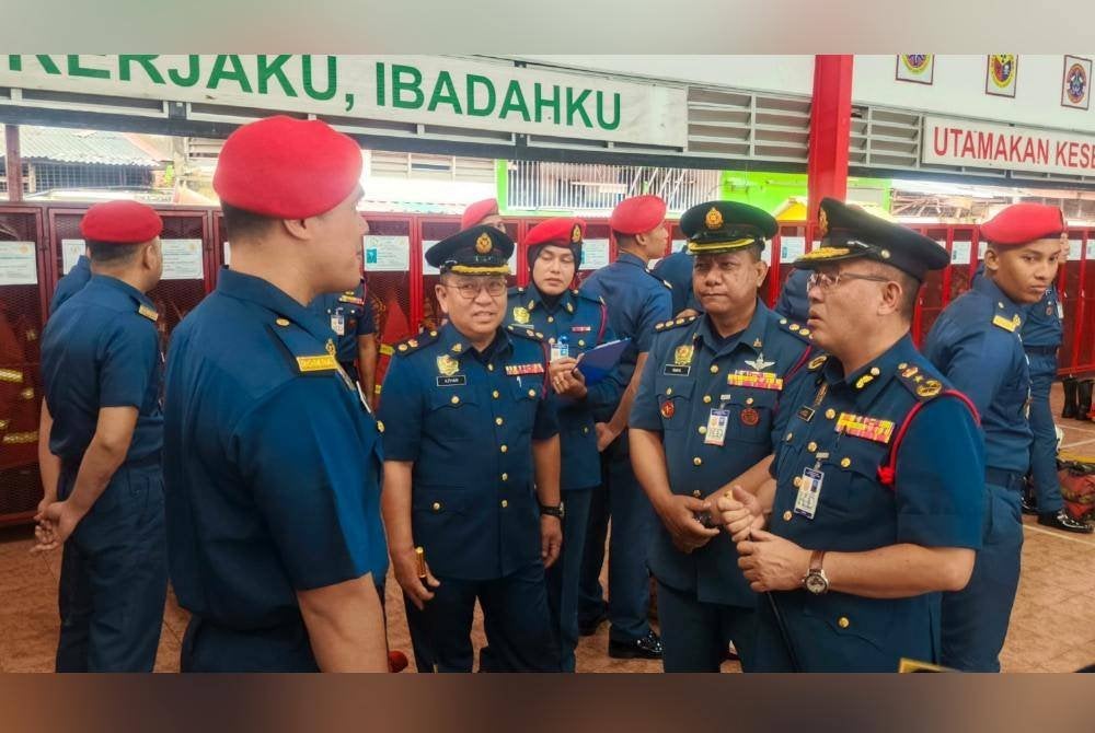 Awang Hidzel (kanan) semasa membuat pemeriksaan anggota dan pegawai di Balai Bomba dan Penyelamat (BBP) Sungai Petani pada Khamis.