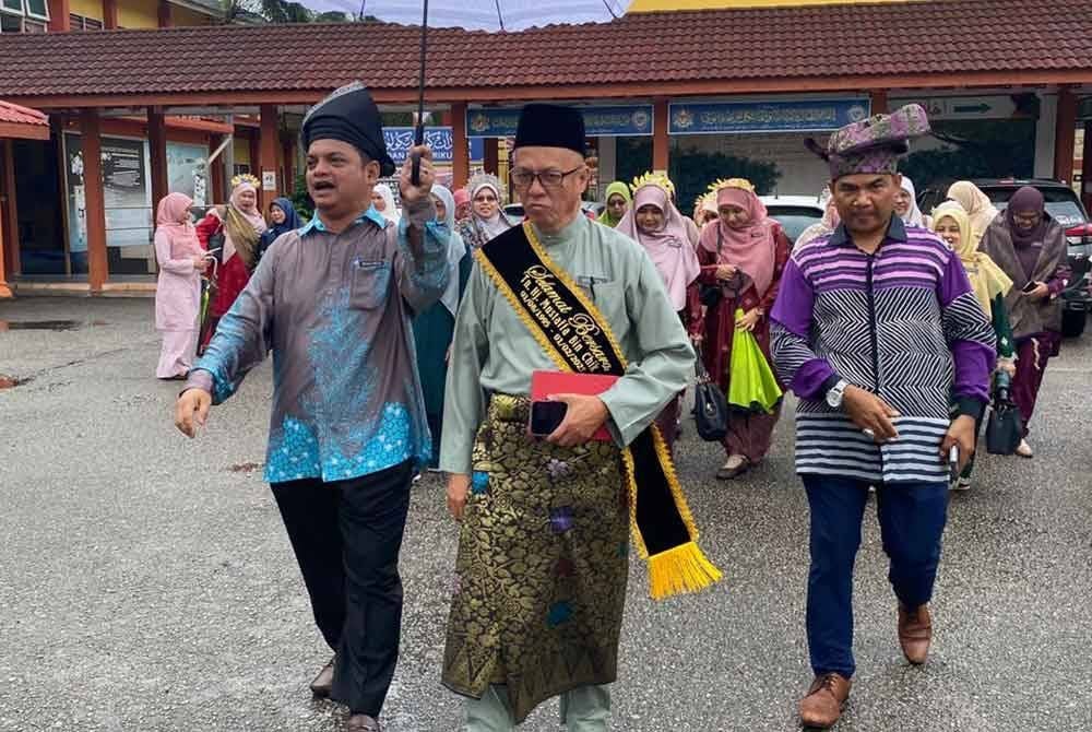 Mustaffa (kanan) tiba di Dewan Hj Yaakub sempena Majlis Semerbak Budi Seharum Kenangan meraikan persaraan beliau.