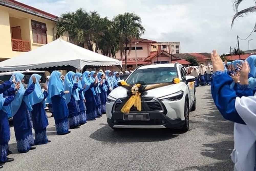 Pelajar melambaikan tangan ketika kenderaan membawa Mustaffa keluar dari pekarangan sekolah