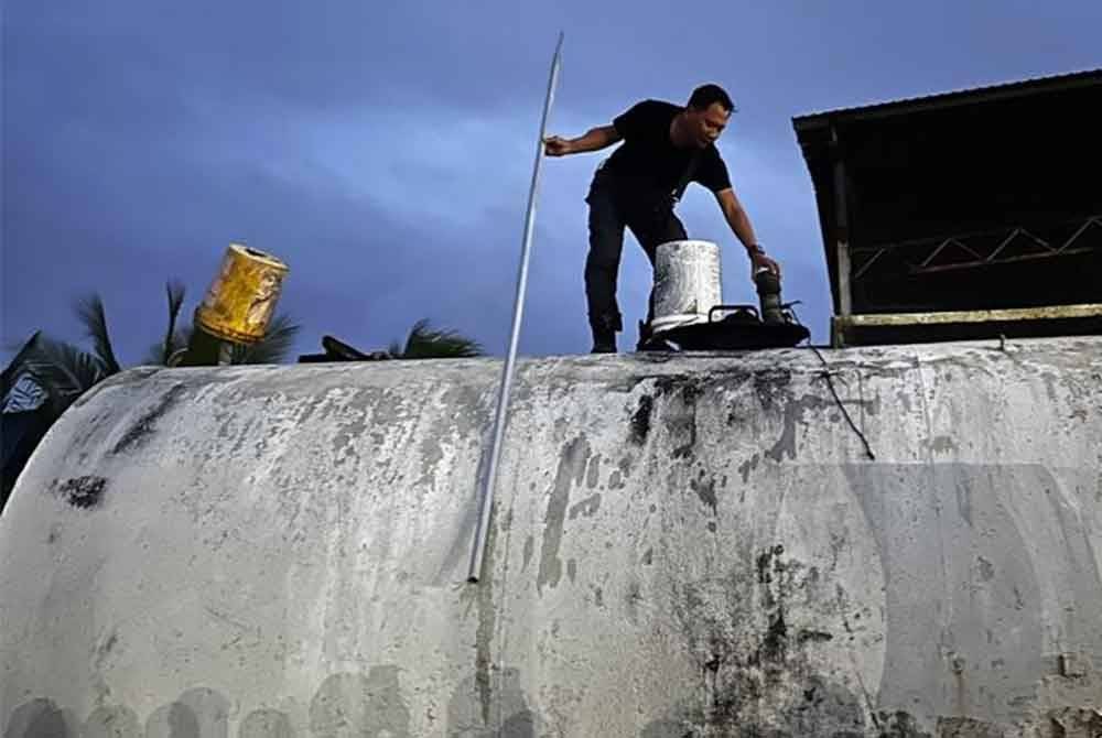 Anggota penguat kuasa KPDN Pahang melakukan pemeriksaan ke atas tangki penyimpanan yang ditemui dalam pemeriksaan sekitar jeti pendaratan ikan di Tanjung Gemok, Rompin.