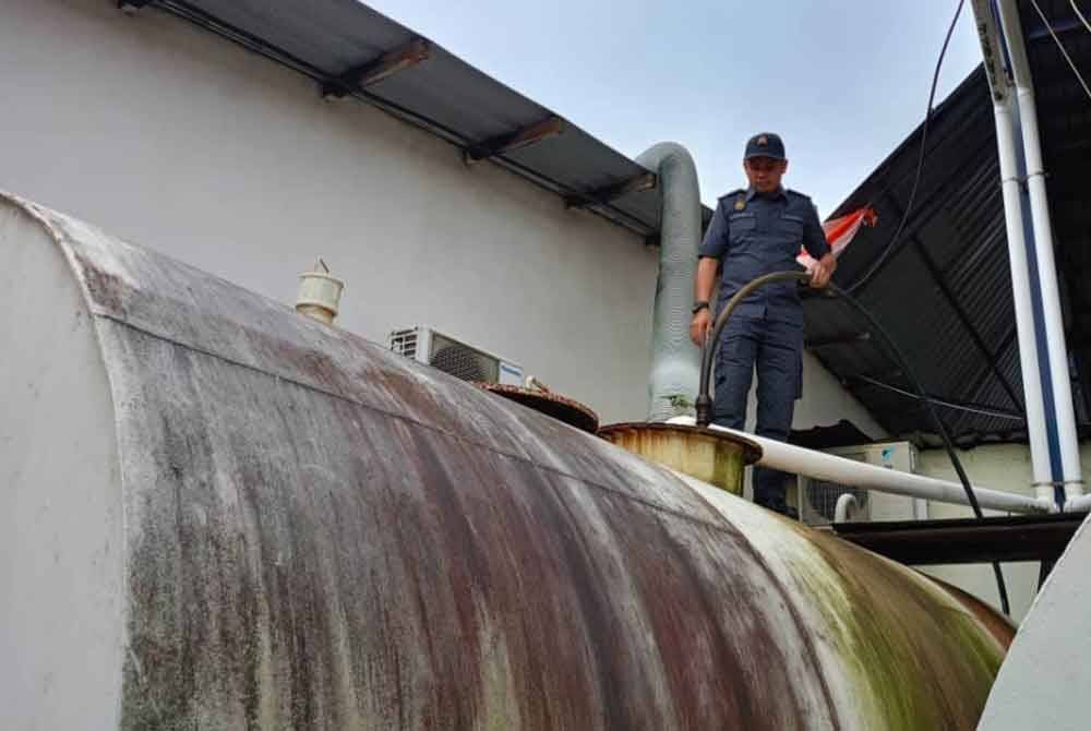 Anggota penguat kuasa KPDN Pahang melakukan pemeriksaan ke atas tangki penyimpanan yang ditemui dalam pemeriksaan sekitar jeti pendaratan ikan di Tanjung Gemok, Rompin.