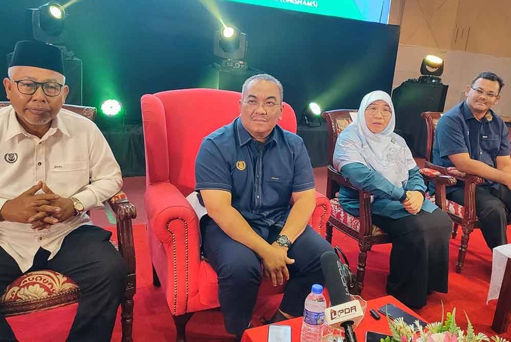 Muhammad Sanusi (dua kiri) ketika ditemui pada Majlis Penyampaian Anugerah Pertandingan Kampung Sejahtera Negeri Kedah di Dewan Tuanku Haminah, Universiti Islam Antarabangsa Sultan Abdul Halim Mu'adzam Shah (UniSHAMS),di sini, pada Khamis.