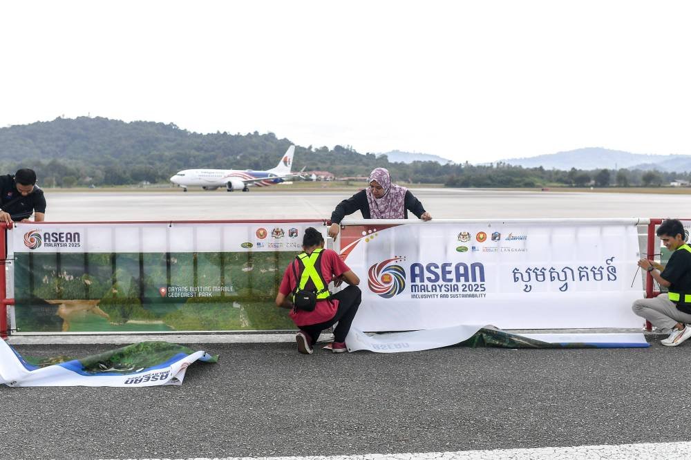 Logo dan gegantung ASEAN dipamerkan dengan jelas di pulau ini bagi menyambut lebih 200 delegasi dari 10 negara anggota selain Timor-Leste, selaku negara pemerhati ASEAN. Foto Bernama