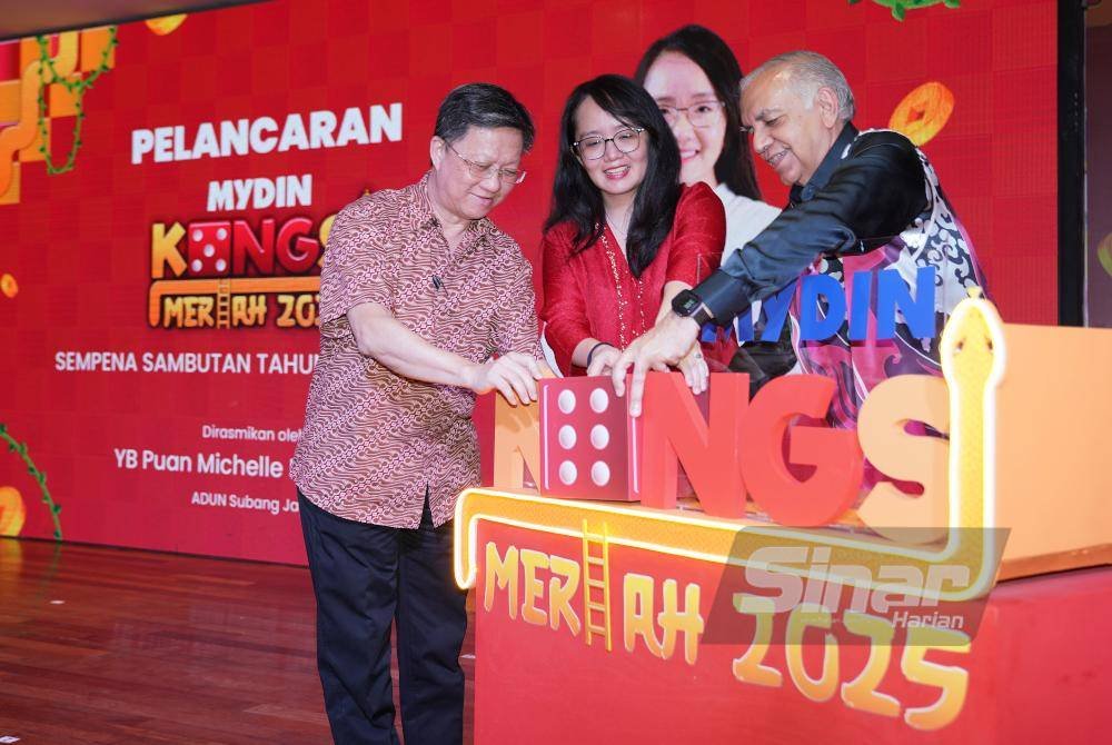 Michelle bersama Seng Fatt (kiri) dan Datuk Dr Ameer (kanan) melancarkan Kongsi Meriah sempena Sambutan Tahun Baharu Cina yang diadakan pada Khamis. Foto Sinar Harian/ROSLI TALIB