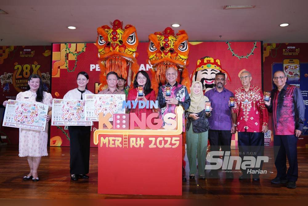 Michelle (empat dari kiri) dan Ameer (lima dari kanan) bergambar selepas melancarkan Kongsi Meriah sempena Sambutan Tahun Baharu Cina yang diadakan pada Khamis. Foto Sinar Harian/ROSLI TALIB