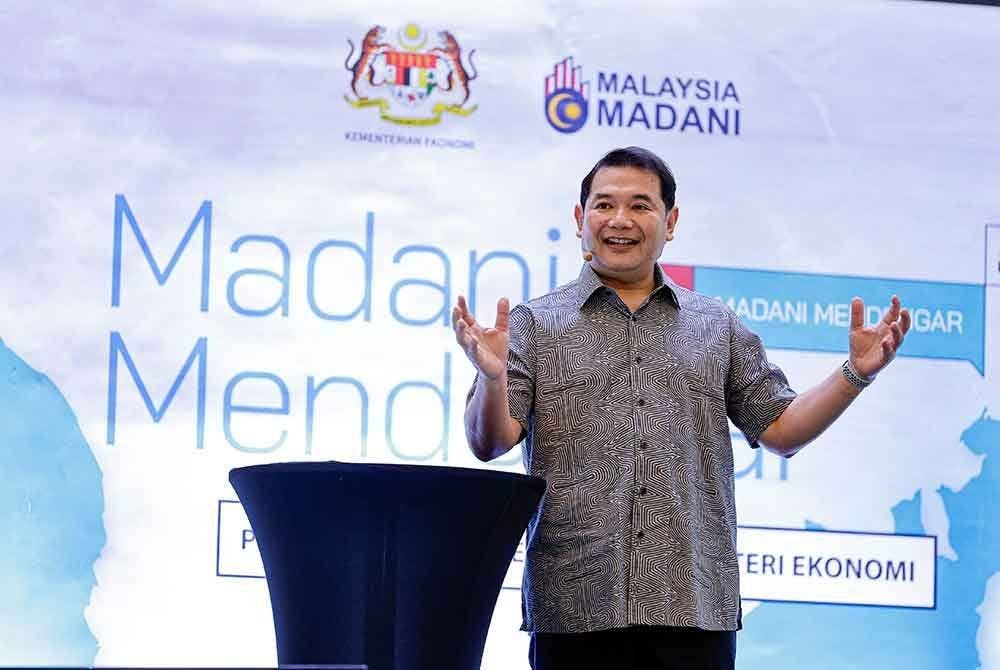 Rafizi ketika menghadiri sesi Libat Urus (SLU) RMK13 bersama Dewan Perniagaan dan Pemain Industri (Farmaseutikal & Kimia, Digital, Jentera & Peralatan, Agromakanan) pada Khamis. Foto Bernama