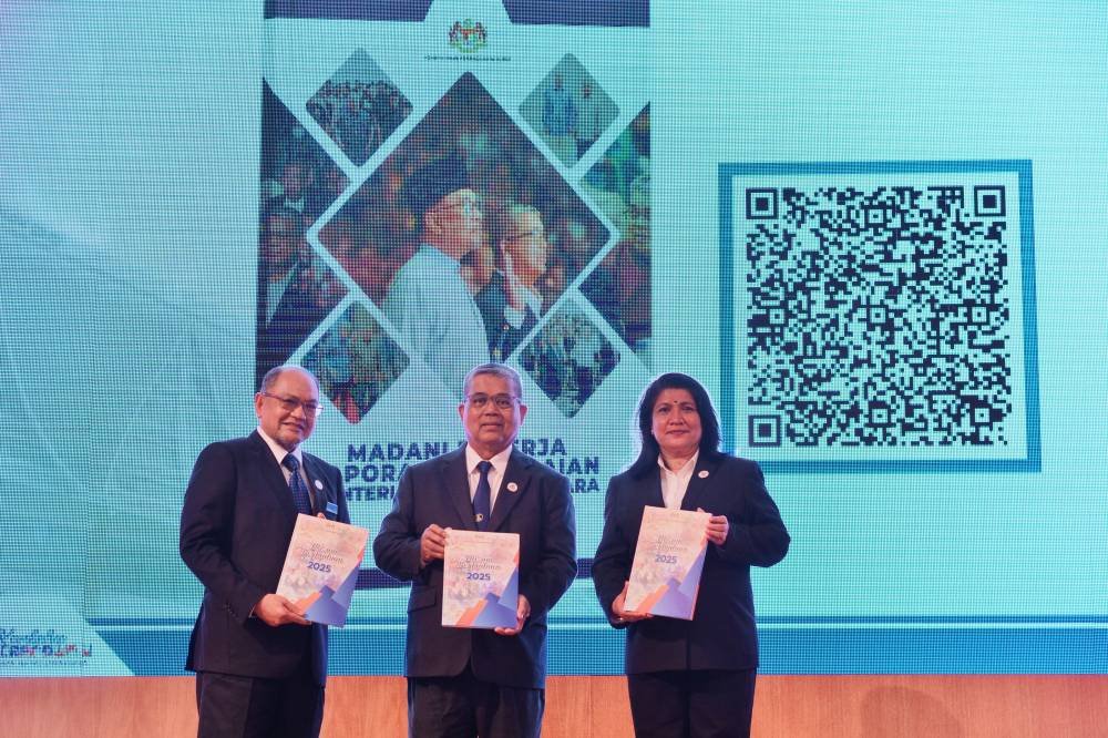 Aaron (tengah) melancarkan buku, Iltizam Perpaduan 2025, turut serta Timbalan Menteri Perpaduan Negara, Senator Saraswathy Kandasami (kanan) dan Ketua Setiausaha Kementerian Perpaduan Negara, Datuk Seri Hasnol Zam Zam pada Malis Amanat Tahun Baharu 2025 yang diadakan di Kementerian Perpaduan Negara, di Putrajaya pada Selasa.