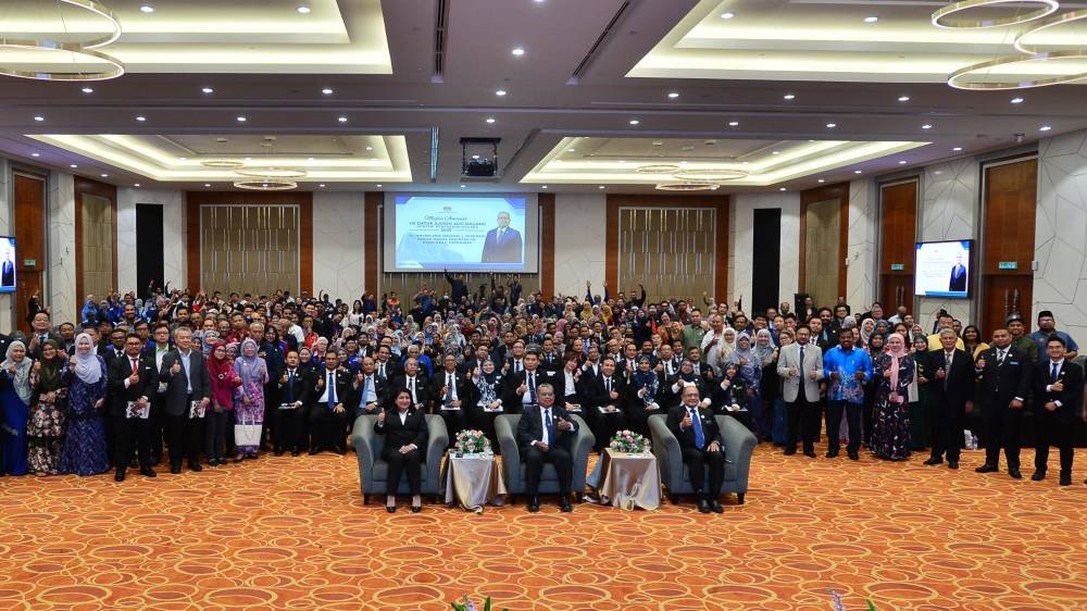 Aaron bergambar bersama kakitangan KPN pada Majlis Amanat Tahun Baharu 2025 yang diadakan di Kementerian Perpaduan Negara, di Putrajaya pada Selasa.