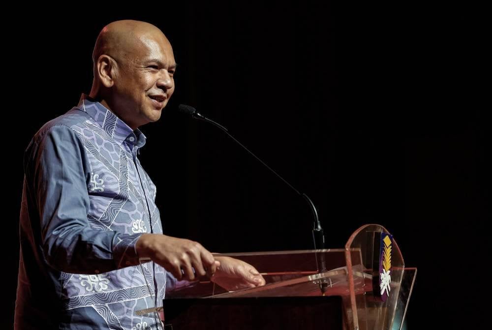 Armizan menyampaikan ucapan pada Majlis Penutupan Program Usahawan Muda Peringkat Kebangsaan di Dewan Agung Tuanku Canselor, UiTM pada Khamis. Foto Bernama