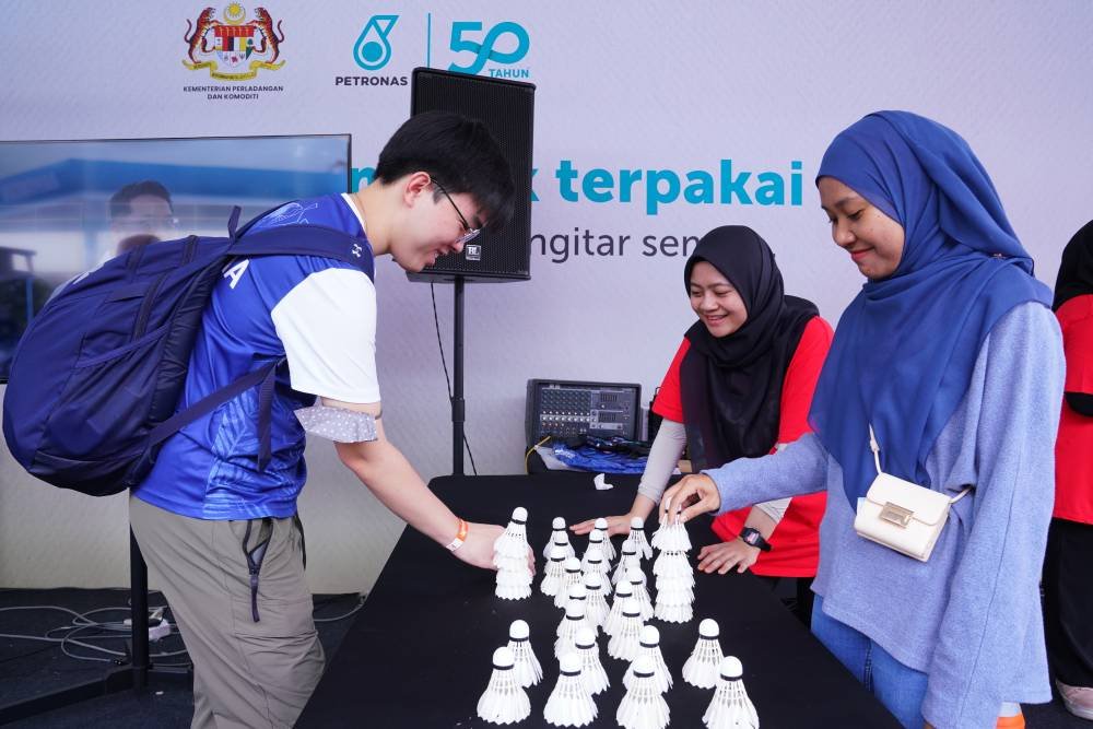 Pertandingan menyusun bulu tangkis menawarkan hadiah kepada pengunjung bertuah.