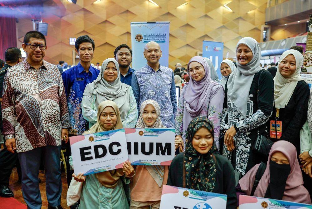 Armizan bergambar bersama pelajar-pelajar institut pengajian tinggi pada Majlis Penutupan Program Usahawan Muda Peringkat Kebangsaan di Dewan Agung Tuanku Canselor, UiTM pada Khamis. Foto Bernama