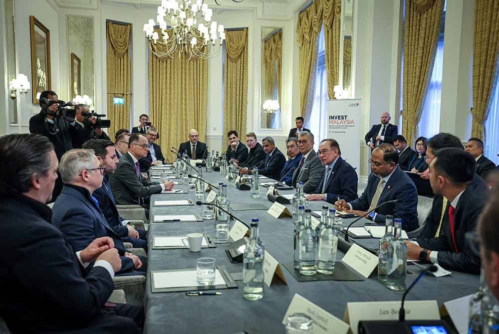 Anwar mengadakan mesyuarat meja bulat dengan beberapa syarikat berpangkalan di UK yang terlibat dalam pelbagai bidang seperti pengurusan kekayaan, pelaburan dan dana kekayaan berdaulat. - Foto Bernama