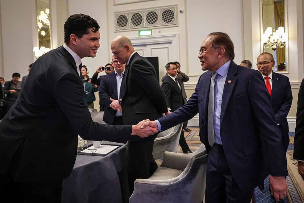 Anwar bertemu pemain industri dan pelabur institusi pada hari ketiga lawatan kerja beliau ke UK. Foto Bernama