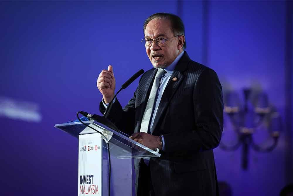Anwar ketika menyampaikan ucaptama pada perasmian program InvestMalaysia di London, United Kingdom pada Khamis. Foto Bernama