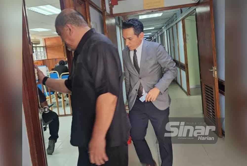 Mohd Zabri (belakang) ketika hadir sebagai saksi ke-15 dalam kes melibatkan Ebit Lew di Mahkamah Majistret Tenom.