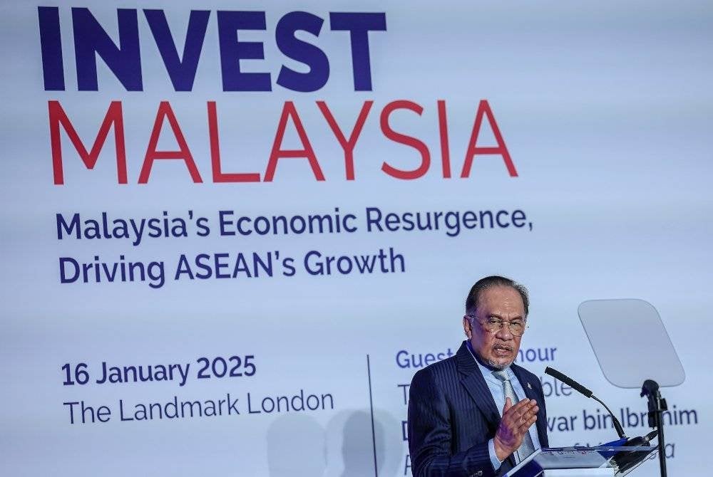 Anwar ketika menyampaikan ucaptama pada perasmian program Invest Malaysia di London, United Kingdom pada Khamis. Foto Bernama