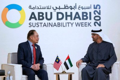 Perdana Menteri, Datuk Seri Anwar Ibrahim (kiri) ketika kunjungan hormat ke atas Presiden Emiriah Arab Bersatu (UAE) yang juga Pemerintah Abu Dhabi Sheikh Mohamed bin Zayed Al Nahyan pada Minggu Kelestarian Abu Dhabi (ADSW) 2025 di Pusat Pameran Kebangsaan Abu Dhabi (ADNEC), pada Selasa. Foto Bernama