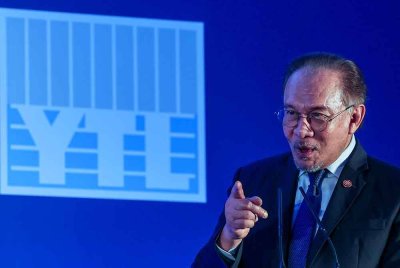 Anwar Ibrahim berucap pada majlis pelancaran Brabazon New Town di London pada Khamis.