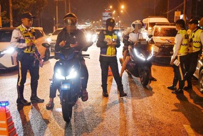 JPJ Melaka melakukan Operasi Bersepadu Khas di Batu Berendam, di Melaka, pada tengah malam Rabu.