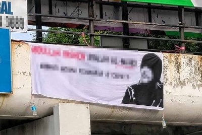 Kain rentang ajaran The Ahmadi Religion of Peace and Light yang dipasang di jenjantas AMJ di Peringgit Jaya di sini, pada Khamis.