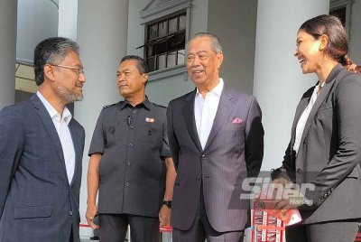 Muhyiddin (dua dari kanan) hadir ke Mahkamah Sesyen Kuala Lumpur pada Khamis, bagi prosiding kes yang dihadapinya. FOTO SINAR HARIAN