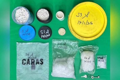 Antara dadah dirampas daripada seorang warga emas yang ditahan di Sungai Abong Muar pada Selasa.