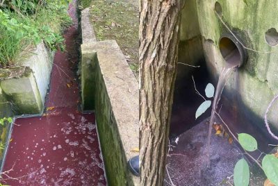 Pelepasan cairan merah jambu dari paip yang disyaki dibina tanpa kebenaran masuk ke alur buatan sebelum mengalir ke Sungai Kabul.