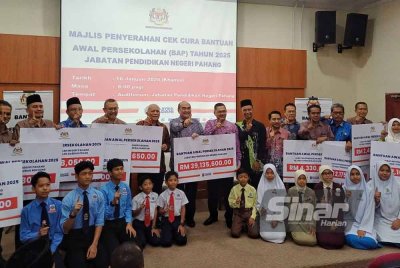 Ahmad Suhaimi bersama pegawai pendidikan daerah di seluruh Pahang ketika majlis penyerahan cek cura BAP tahun 2025 peringkat Negeri Pahang di Auditorium Jabatan Pendidikan Negeri (JPN) Pahang di Indera Mahkota pada Khamis.