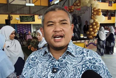 Rais Yasin bercakap kepada media ketika Majlis Apresiasi Kecemerlangan 2024/2025 Sekolah Kebangsaan Paya Rumput pada Khamis.