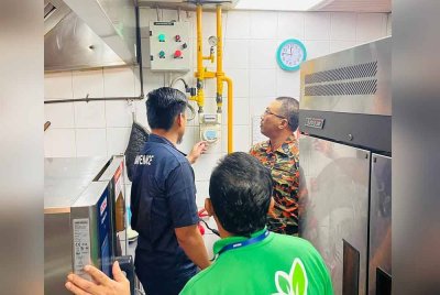 Bomba melakukan siasatan susulan tiga pekerja sebuah restoran dikejarkan ke hospital selepas pengsan terhidu gas bocor di premis di Kuala Nerus pada Khamis. Foto Facebook Bomba Kuala Nerus