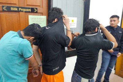 Tiga rakan dihadapkan ke Mahkamah Majistret Teluk Intan atas pertuduhan mengedar 2kg dadah, minggu lalu.